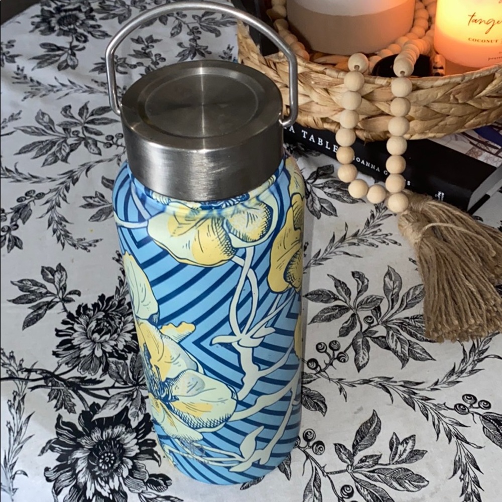 Insulated water jug with screw on cap. LIKE NEW!!!